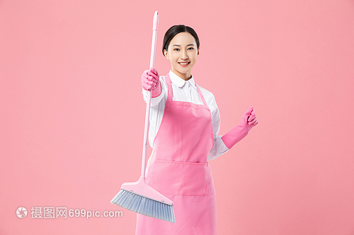 現(xiàn)代家政服務中的女性從業(yè)者 專業(yè)掃地服務的價值與未來